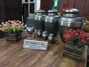 Brassworld India's Black Brass Tear Drop Urn para cenizas humanas Suministros funerarios - Product Image 5