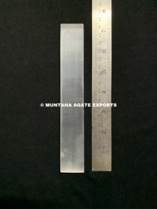 แท่งคริสตัลเซเลไนต์สีขาวสวยงาม รูปทรงสี่เหลี่ยมผืนผ้า สลักลายข้างขึ้นข้างแรม คุณภาพพรีเมียม ของขวัญจากมุนตาฮา อะเกต เอ็กซ์พอร์ต ขายส่ง - Product Image 4