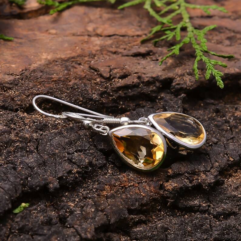 สีเหลือง