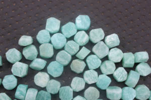 Piedras preciosas naturales de amazonita, lote de 25 unidades de joyería de 10-12 MM de piedra verde Natural sin procesar - Product Image 3