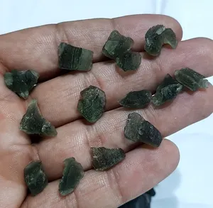 도매 많은 높은 광택 보석 Moldavite 거친 돌 특별 기념일 보석 만들기 여름