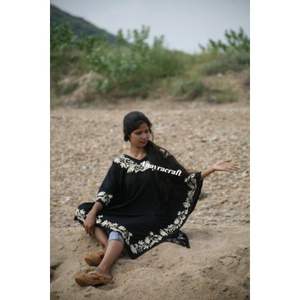 2025 colección Vintage 100% rayón caftán vestido negro con bordado cuello en V suelto ajuste verano vacaciones vestido tamaño libre - Product Image 3