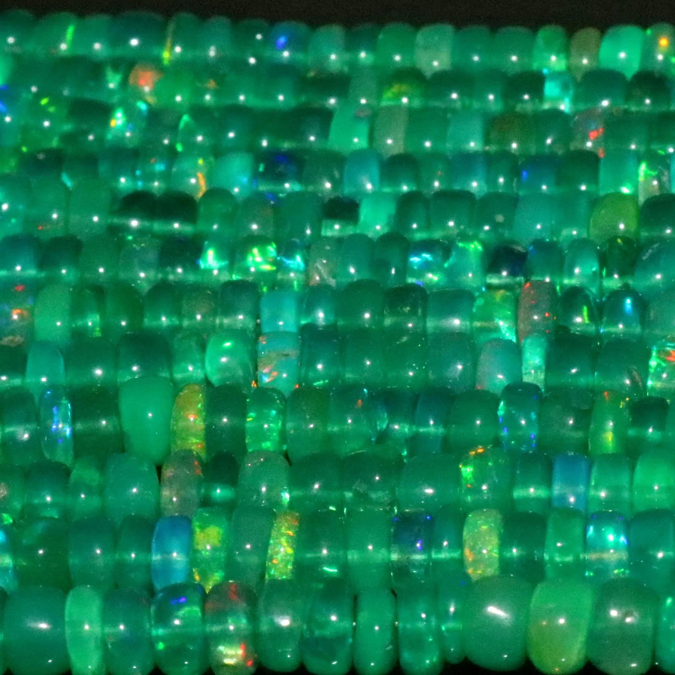 शीर्ष गुणवत्ता वाले प्राकृतिक इथियोपियाई ओपल मोती 4.5X4.5 एमएम मल्टी फायर ओपल मोती ढीला रत्न हरे रंग से रंगे हुए