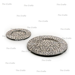 Ensemble de 2 assiettes en bois et nacre pour le mariage et le restaurant - Product Image 1