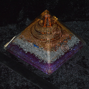 Meilleure Vente de Laiton-Cuivre-Aluminium Pyramides D'orgone avec Cryst: Laiton-Cuivre-Aluminium Pyramides D'orgone avec Cryst À Vendre - Product Image 1