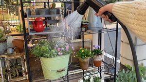 Mini enrouleur de tuyau d'eau marron de 20 mètres pulvérisateurs portables fabriqués au Japon avec une capacité de 3L pour le jardinage et le lavage de voiture - Product Image 3