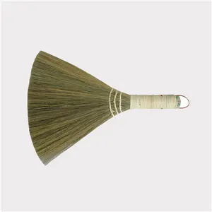 越南草材料草扫帚，带彩色手柄。热销越南手工稻草扫帚工艺品