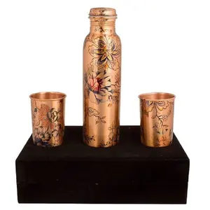 Juego de botellas de agua de cobre con diseño impreso antiguo con 2 vasos de vidrio Cobre puro disponible al mejor precio para la venta