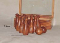 ESSENTIAL HANDICRAFTS - Juego de Bolos Mini de Madera de Sheesham con Diseño de Dibujos Animados para Exteriores, Ideal para Familias y Niños, a un Precio Increíble