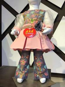 Vestido con estampado floral de satén bellamente diseñado para la temporada de primavera, traje de receptor de pelo y borde chapado para niñas - Product Image 2