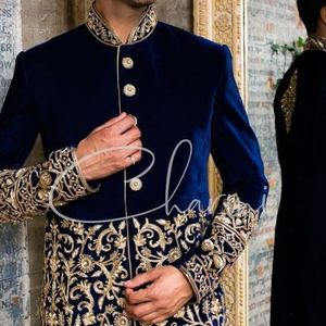 Sherwani de terciopelo indooccidental con vestido de pantalón para bodas/fiestas 2022 hermoso bordado Zardozi de talla grande - Product Image 1