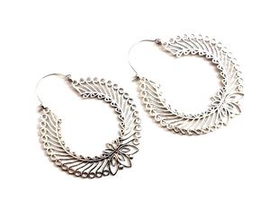 Pendiente grande de aro plateado de calidad estándar para mujer, ropa de aniversario disponible a precio mayorista desde India - Product Image 3