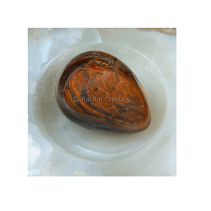 Huevo de Piedra Ojo de Tigre, Cristales de Rozerita Tallados, Estilo Feng Shui y Amor, Huevo de Piedra Preciosa, Recuerdo de Khambhat - Product Image 1