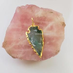 Pendentif de pointe de flèche en agate de mousse électrolytique dorée - Product Image 1