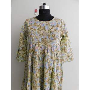 Túnica Larga Informal de Verano para Mujer, Estilo Bohemio Hippie, Diseño Floral Estampado, Hecha a Mano con Algodón Puro, con Botones Naturales - Product Image 2