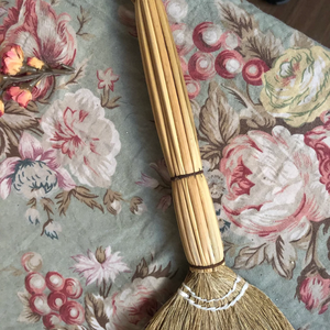 ไม้กวาดตกแต่งสไตล์วินเทจจากหญ้าทะเล สำหรับทำความสะอาดบ้าน ของตกแต่งบ้าน ขายส่งจากเวียดนาม - Product Image 2