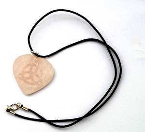 Achetez en ligne des pendentifs symboles de guérison en quartz rose : Pendentifs symboles de guérison en quartz rose à vendre, pendentif en pierre gravé - Product Image 1