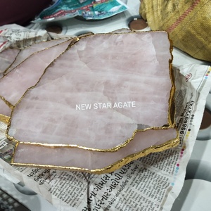 Hermosa fuente de piedras preciosas de cuarzo rosa de alta calidad con borde dorado Tabla de queso Feng Shui hecha a mano para decoración navideña - Product Image 2