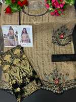 Ensemble de robe avec broderie lourde et pierres, jupe ample, travail de sequins, perles et moti, avec dentelle sur 4 côtés dans le dupatta pour les femmes mariées