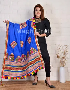 Dupatta de Patchwork Bordado de Kutch, Estilo Bohemio Gitano Hippie, Estola para el Verano, para Usar en Navratri, Tradicional Gujarati de Verano - Product Image 1