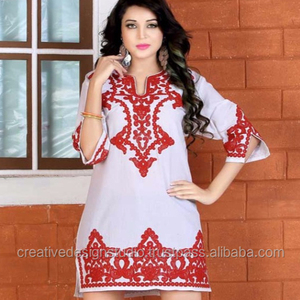 Dernière mode d'été robe en coton blanc tenue décontractée courte sexy pour les femmes avec imprimés et embellissements de soirée brodés - Product Image 1