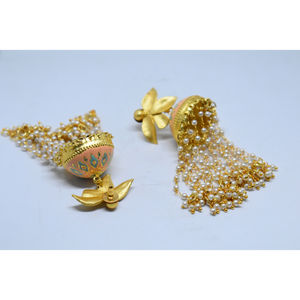 Aretes largos tipo jhumka con diseño de flor en latón con acabado dorado mate estilo meenakari tradicional 2025 para niñas y mujeres - Product Image 3