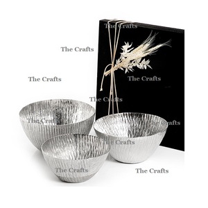 Juego de tres tazones para servir comida de diferentes tamaños, de aluminio color plata, decorativos y de calidad superior. - Product Image 3