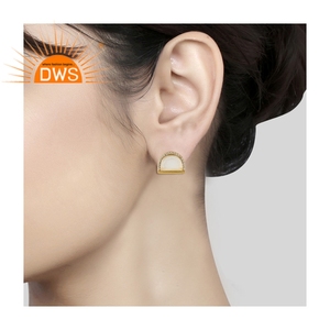 Boucles d'oreilles en pierre de lune blanche naturelle, Design de forme demi-lune, bijou plaqué or, en argent - Product Image 4