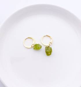 Boucle d'oreille péridot en pierre de naissance brute, bijou en zircon doré, pierre de naissance, idée cadeau - Product Image 1
