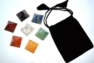 Grossiste Ensemble de Pyramide de Chakra de Style Feng Shui Pierre précieuse sculptée Agen avec Cristal à vendre - Product Image 2