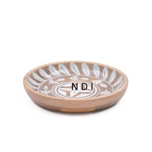 Serveur d'aliments décoratif gravé à la main Casseroles rondes de 13 pouces Assiette de service Assiette de service design en bois - Product Image 1