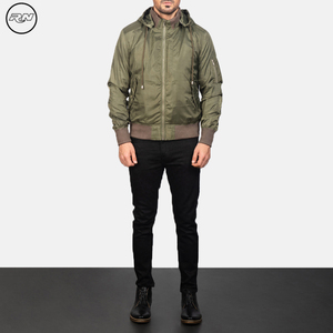 Abrigo de bombardero de seda de estilo béisbol raglán con cremallera de satén para hombre de lujo personalizado chaqueta de invierno fina con logotipo frontal - Product Image 2