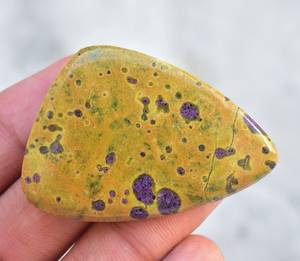 Piedra serpentina pulida en caliente con Stichtite, cabujones de piedras preciosas sueltas curativas - Product Image 2