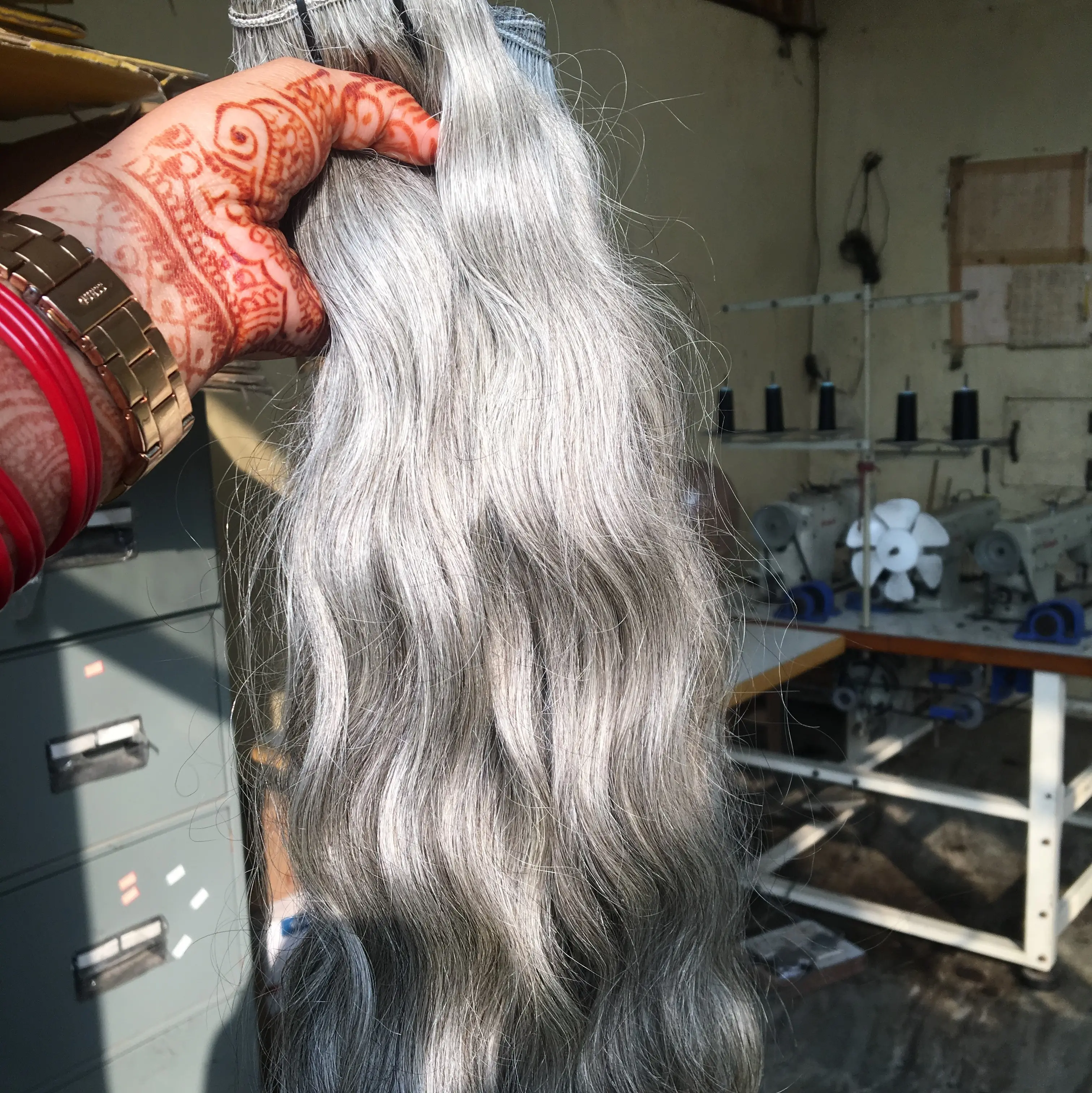 Natuurlijke Grijs Haar-Natuurlijke Golvend-Indiase Raw Hair-Cuticula Uitgelijnd Haar