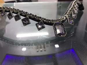 Bandeau élégant de style goutte avec des pierres de cristal de 12 mm, proposé dans diverses couleurs et tailles pour les chevaux - Product Image 3