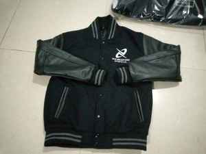 Chaqueta universitaria rosa para mujer con mangas recubiertas blancas Chaqueta Versity de invierno - Product Image 3