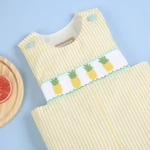 Smocked Stram pler für kleine Jungen mit Ananas muster auf gestreiftem Seersucker-Stoff-BB2141