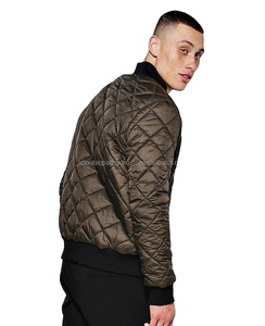 El más nuevo diseño superventas Ropa a granel Algodón transpirable Acolchado y acolchado Chaquetas acolchadas Abrigos Fábrica de prendas de China - Product Image 1