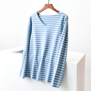 Camisetas de color liso con cuello en V para mujer, remeras con rayas recortadas - Product Image 6