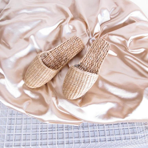 Pantuflas de Paja Tejidas a Mano, Felicidad Hecha a Mano - Product Image 1