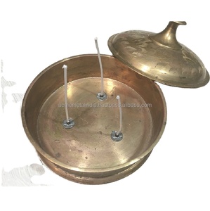 Récipient à cire parfumée en laiton avec finition dorée parfait pour la table de mariage et la décoration de la maison - Product Image 1