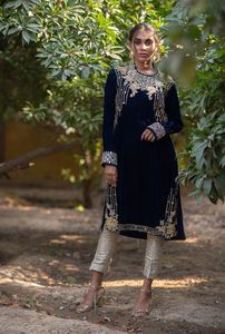 --NEWLY--STUNNING--EMBROIDERY WITH CRYSTAL GLASS BEADS,STONE,DABKA WORK ON VELVET KAMEEZ, PANT for Party-WEAR & WEDDING@ 2021 - Product Image 2