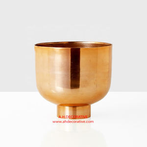 Cuenco de Metal de lujo para flores, Base de diseño único chapado en oro para decoración de balcón, florero y cuenco para flores en venta - Product Image 3