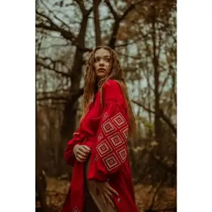 Atember aub endes ukrainisches Kleid aus rotem Leinen mit Stickerei mit üppigen Ärmeln und betont die Frische des Flachs