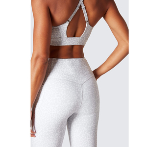 Conjunto deportivo OEM Seamless Yoga, bra y leggings cómodos y transpirables para gimnasio, conjunto de leggings y bra con aberturas para mujeres/niñas. - Product Image 4