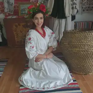 令人惊叹的乌克兰风格刺绣连衣裙，腰带郁郁葱葱的袖子，强调亚麻的新鲜感