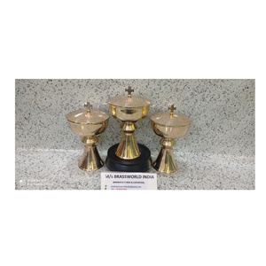 Ciborium de latón, juego de tres con forro de cruz, suministros de Iglesia, Brassworld, India - Product Image 1