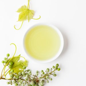 Aceite Portador de Semillas de Uva Prensado en Frío, Base de Aceite Esencial Líquido, Certificado GMP, Origen España, Múltiples Tipos Incluidos, Amarillo Pálido - Product Image 1
