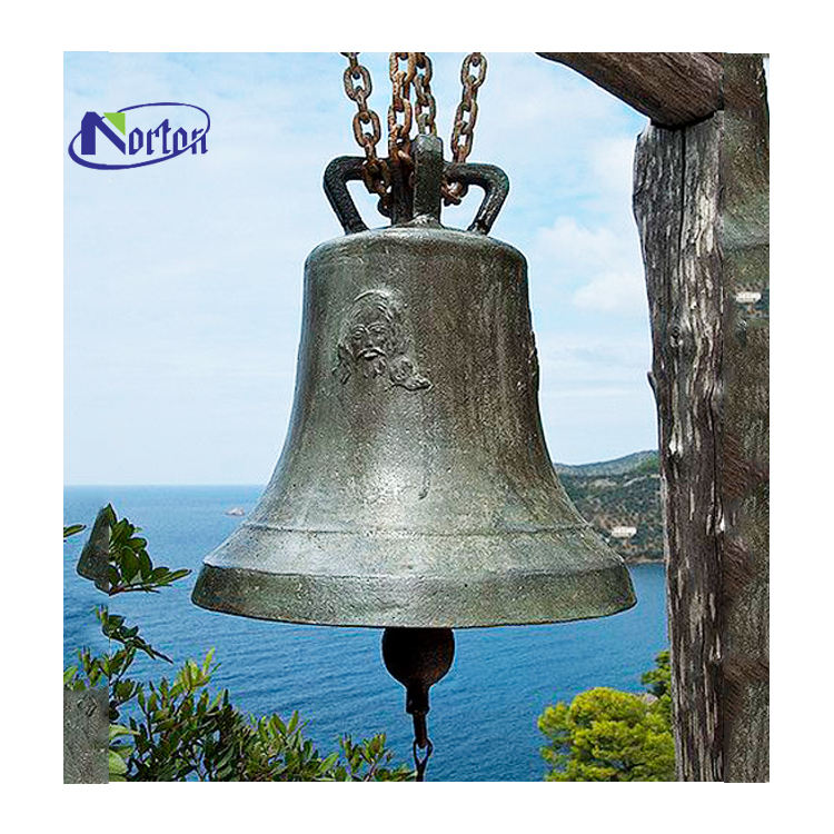 彫刻されたテキストテンプルブロンズベルと大きな金属真鍮の鐘を