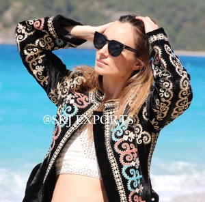 Veste longue en velours bohème à col mandarin brodée à la main de qualité supérieure Voguish, motif floral vintage, couleur bonbon - Product Image 3